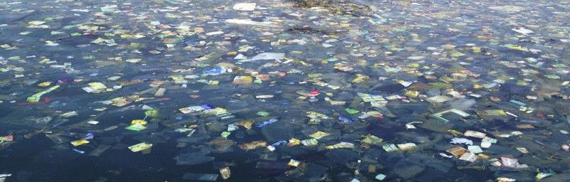 пластиковые отходы в морской воде